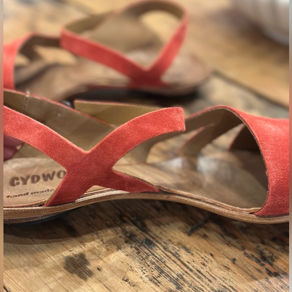 Cydwoq Red Suede Women's Shoes, Net - Picture 3 of 4